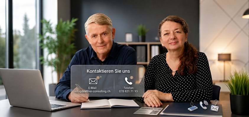 Das Team von Blattner Consulting sitzt lächelnd an einem modernen Bürotisch mit Laptop und Notizbuch. Ein transparentes Textfeld zeigt die Aufschrift „Kontaktieren Sie uns“ sowie die Kontaktdaten E-Mail: info@blattner-consulting.ch und Telefon: 078 821 71 93.