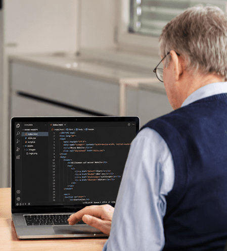 Christian Blattner beim entwickeln einer Web-Page