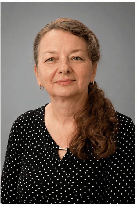 Alena Blattner Geschäftsleitung • Organisation • Unternehmensentwicklung Seit dem 1. Januar 2026 führt Alena Blattner als Geschäftsführerin und Mitinhaberin gemeinsam mit Christian Blattner die Geschäfte von Blattner Training & Consulting. Mit ihrem wissenschaftlichen Hintergrund als Dr. rer. nat. sowie ihrem Nachdiplomstudium Be­triebs­wissenschaften (Dipl. NDS BWI ETH Zürich) verbindet sie analytisches Denken mit unter­neh­me­ri­schem Handeln. Ihre Fachkompetenz bildet eine wichtige Grundlage für die strategische Weiter­ent­wicklung unseres Unternehmens. Zu ihren Schwerpunkten gehören Marketing, Web-Analysen, Unternehmensentwicklung sowie die Administration. Sie analysiert digitale Prozesse, entwickelt Marketingstrategien und sorgt dafür, dass Projekte effizient organisiert und Kundinnen und Kunden jederzeit kompetent betreut werden. Mit ihrem hohen Qualitätsanspruch, ihrer strukturierten Arbeitsweise und ihrem Blick für nachhaltige Lös­un­gen trägt sie wesentlich dazu bei, Blattner Training & Consulting kontinuierlich weiter­zu­ent­wickeln. „Erfolgreiche Unternehmen entstehen durch klare Strategien, fundierte Analysen und eine partner­schaft­li­che Zusammenarbeit mit ihren Kundinnen und Kunden.“